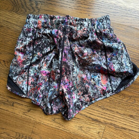 Lululemon Hottie Hot Shorts, size 2 Tall - Picture 3 of 3
